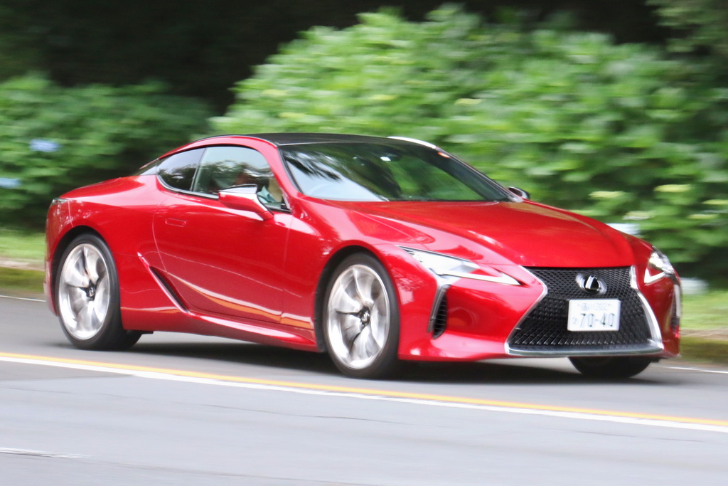 箱根ターンパイクを駆けるレクサス「ＬＣ５００」