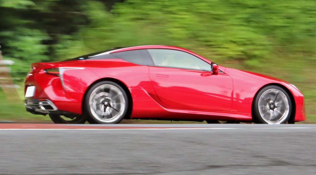 箱根ターンパイクを駆けるレクサス「ＬＣ５００」