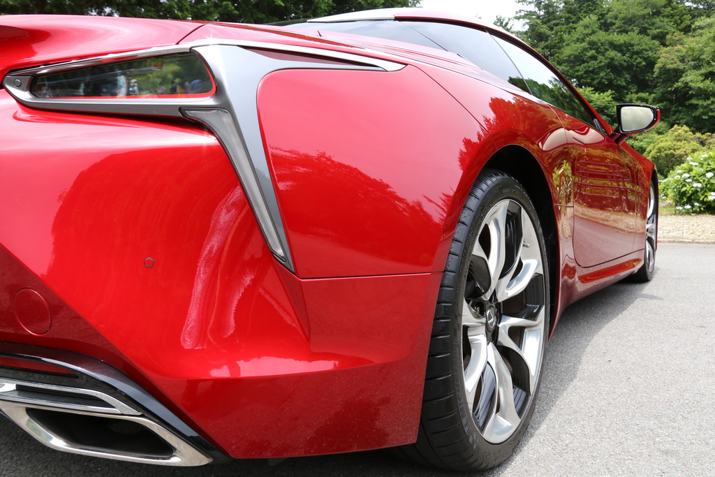 流れるような美しいフォルム。レクサスの塗装は深みがあって艶やか。後編で詳しく触れるが、リヤランプは非常に手の込んだディテールをしている