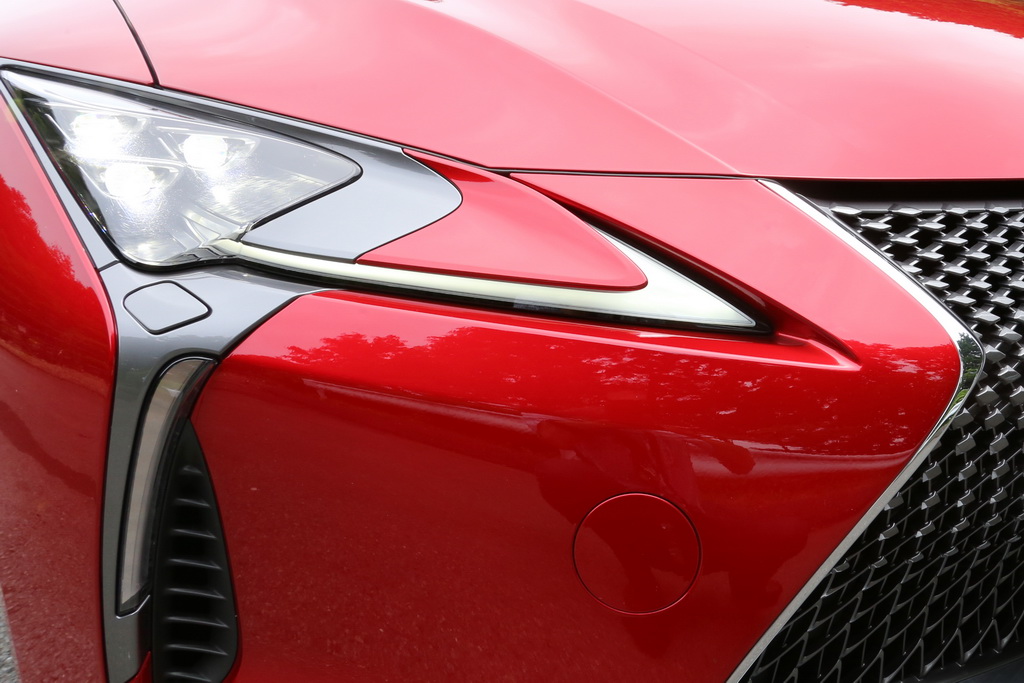 小型３眼ＬＥＤヘッドランプ。Ｌ字型のクリアランスランプはレクサスのアイコンの一つ