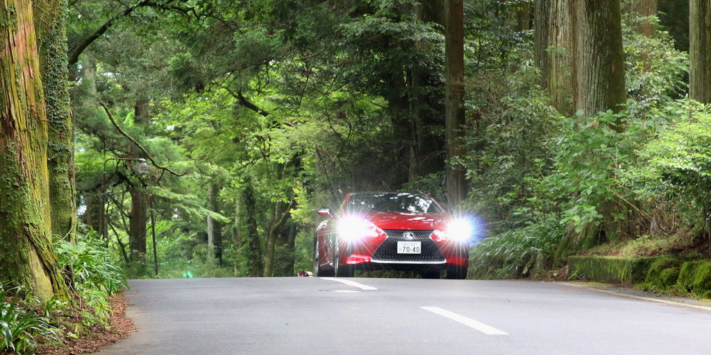 箱根を走るレクサス「ＬＣ５００」