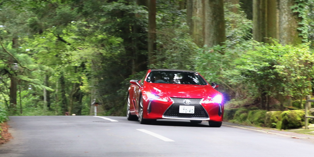 箱根を走るレクサス「ＬＣ５００」