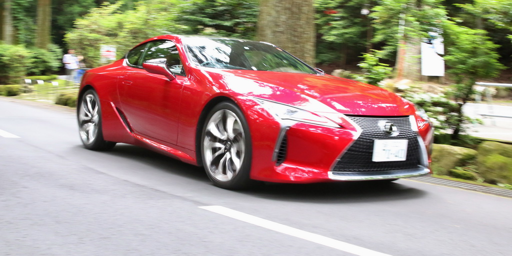 箱根を走るレクサス「ＬＣ５００」