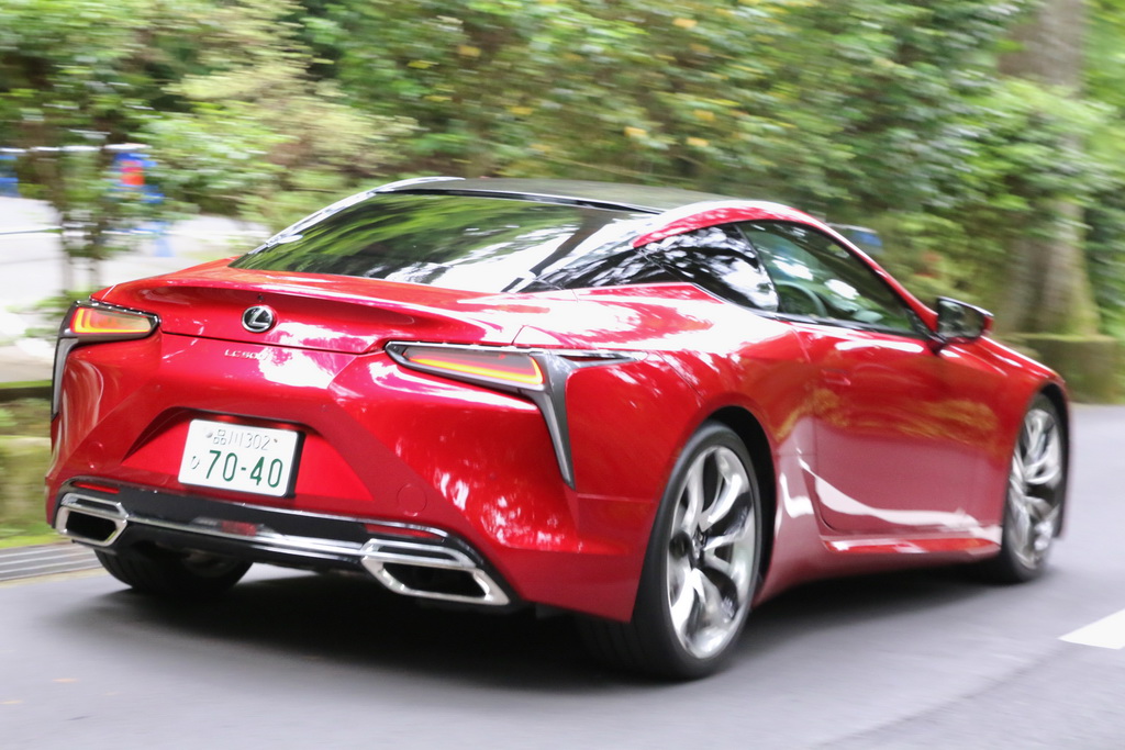 奥行き感のある斬新なテールランプ