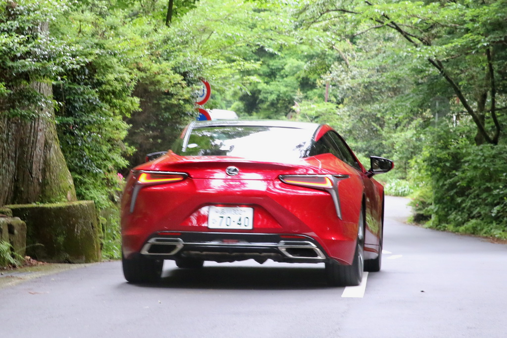 奥行き感のある斬新なテールランプ