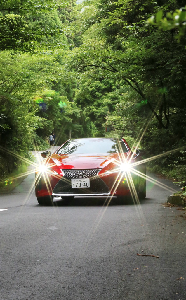 放射状に広がるヘッドライト光線