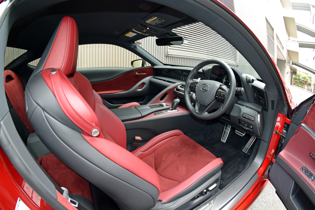 ＬＣのインテリア。内装色はダークローズ（魚眼レンズを使用）