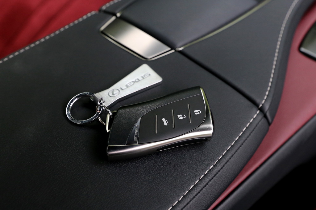 手に馴染みやすい素材を採用した電子キー