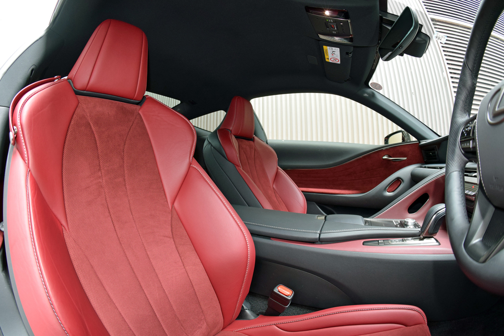 ＬＣのスポーツシート。レザーとアルカンターラを使用（魚眼レンズで撮影）