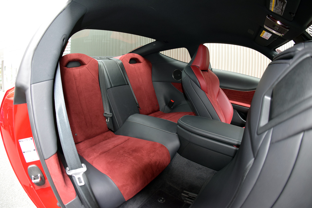 後席は“激狭”だった。まあ、スポーツクーペですからね（魚眼レンズを使用）