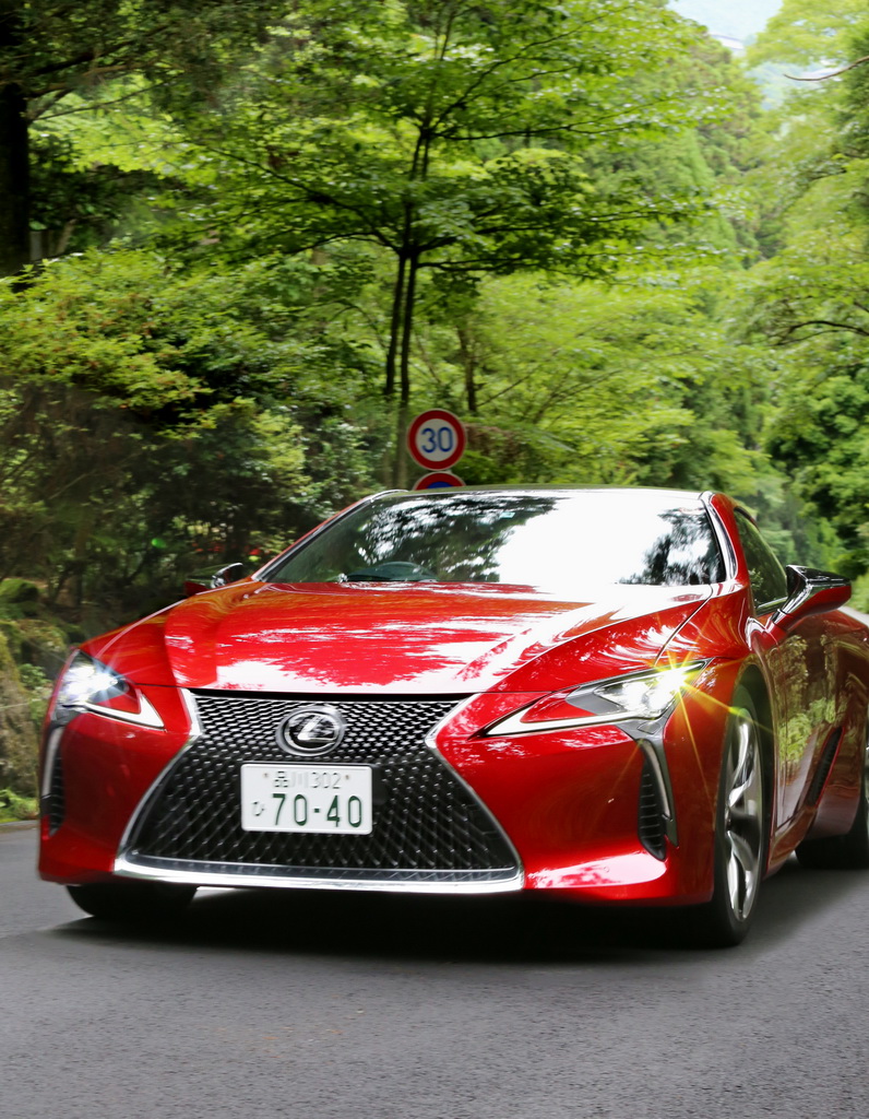 バックの緑に映える赤色の車体（ボディカラーはラディアントレッドコントラストレイヤリング）