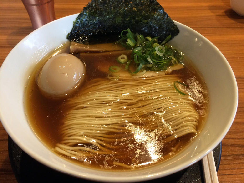 試乗２日目に寄った「麺や食堂２４６号店」の味玉そば。神奈川淡麗系ラーメンの人気店の支店。美味しいです。食後にお口直しの黒烏龍茶が出てきます。店員さんがお見送りもしてくれます（神奈川県厚木市）