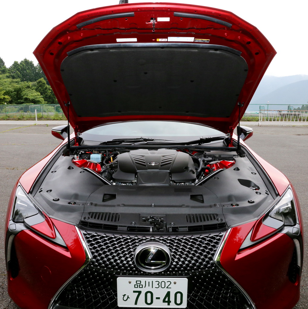 フロントミッドシップ（前輪車軸より後ろの位置）に配置した５リッターＶ型８気筒ＮＡエンジン