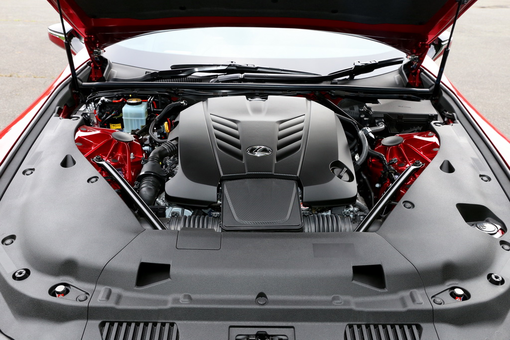 フロントミッドシップ（前輪車軸より後ろの位置）に配置した５リッターＶ型８気筒ＮＡエンジン