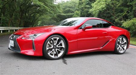 ＲＣＦと同じ５リッターＶ８を積む割に、ボンネットはかなり低く抑えてある。これもすべて新型プラットフォームのおかげ