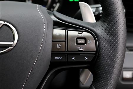 アダプティブ・クルーズコントロール（ＡＣＣ）はハンドルスポークのスイッチで操作