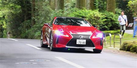 箱根を走るレクサス「ＬＣ５００」