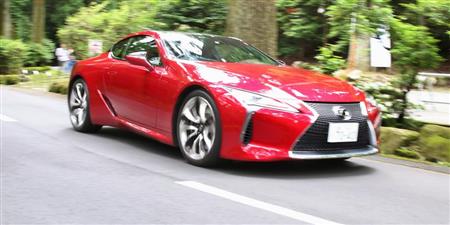箱根を走るレクサス「ＬＣ５００」