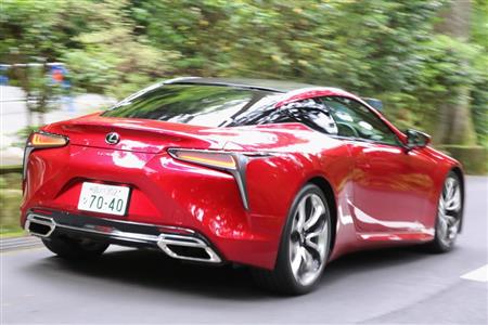 奥行き感のある斬新なテールランプ