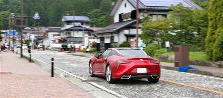 箱根駅伝ミュージアムの近くを走るレクサス「ＬＣ５００」