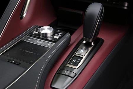 エレクトロシフトマチックを採用したシフトレバー。その左はタッチパッド式のリモートタッチ