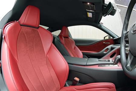 ＬＣのスポーツシート。レザーとアルカンターラを使用（魚眼レンズで撮影）