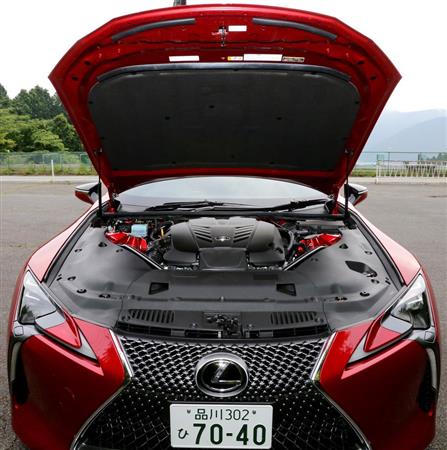 フロントミッドシップ（前輪車軸より後ろの位置）に配置した５リッターＶ型８気筒ＮＡエンジン