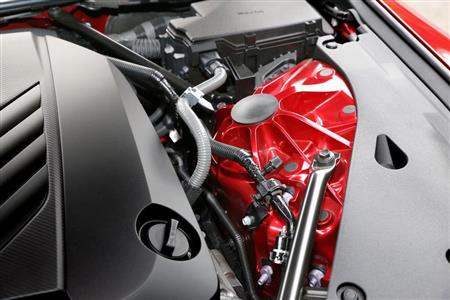 赤い部分はアルミのサスペンションタワー。スチール素材をはるかに上回る軽量化と高剛性を実現している