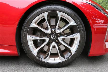 ２１インチのランフラットタイヤと鍛造（たんぞう）アルミホイール