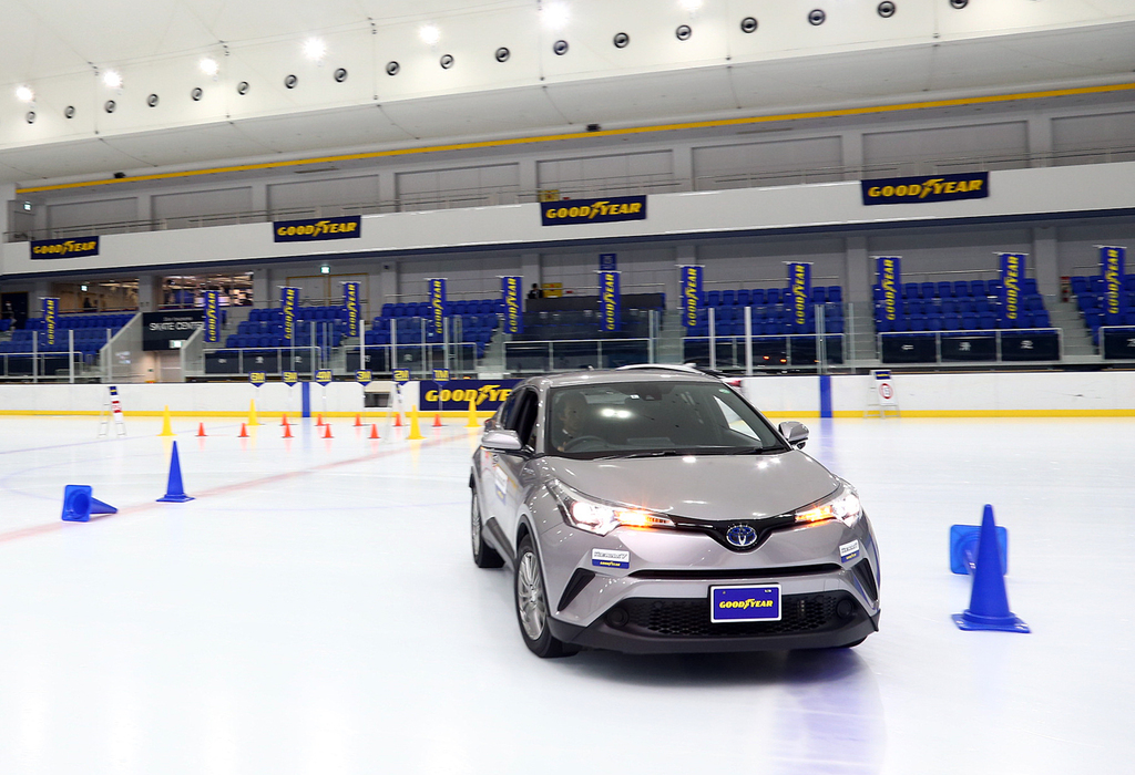 アイスナビ７を装着したトヨタのＣ－ＨＲ