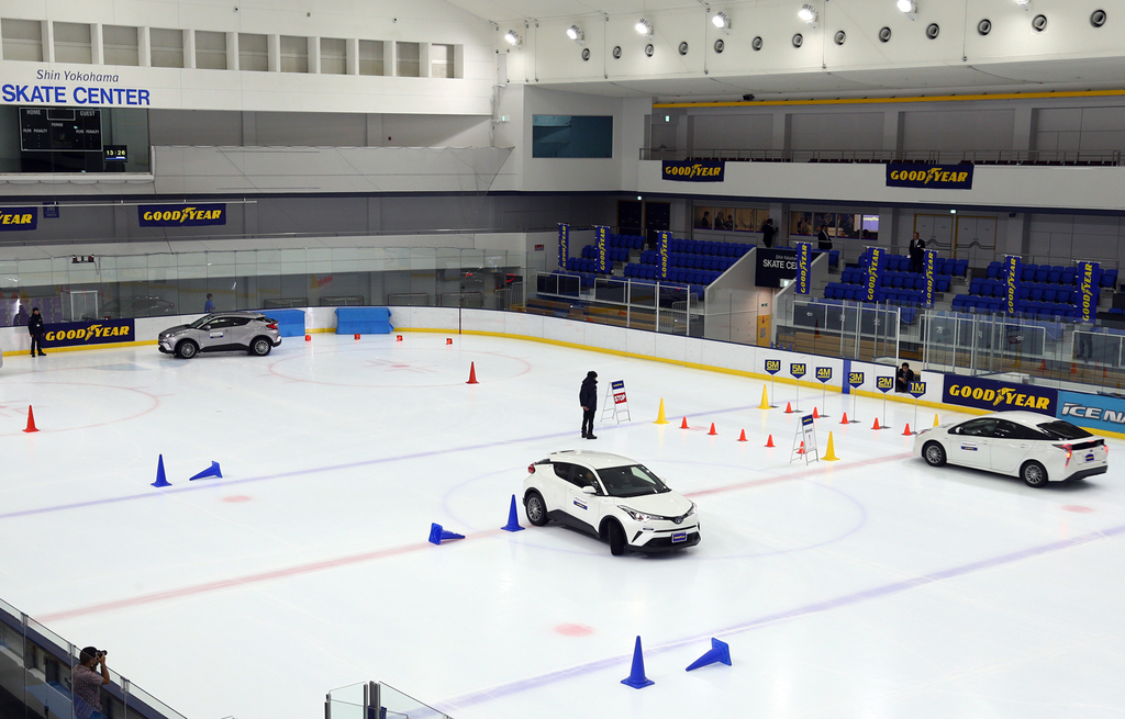 グレーの車両がアイスナビ７装着車。ホワイトの車両は同６を装着