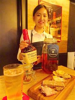 サントリースピリッツが東京・銀座に18日開いた「メーカーズマーク」の旗艦店。“クラフトハイボール”をPRし、顧客店向けセミナーも開く サントリースピリッツが東京・銀座に18日開いた「メーカーズマーク」の旗艦店。“クラフトハイボール”をPRし、顧客店向けセミナーも開く