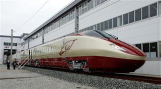 九州での試験走行が始まったフリーゲージトレイン＝ＪＲ九州の熊本総合車両所（熊本市南区）