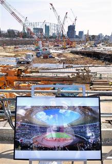 報道陣に公開された新国立競技場の工事現場。手前は完成予想図＝２０１７年３月、東京都新宿区