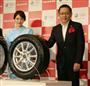スタッドレスタイヤの新製品を披露するブリヂストンの井出慶太執行役員（右）とＣＭキャラクターを務める女優の綾瀬はるかさん＝２０日、横浜市