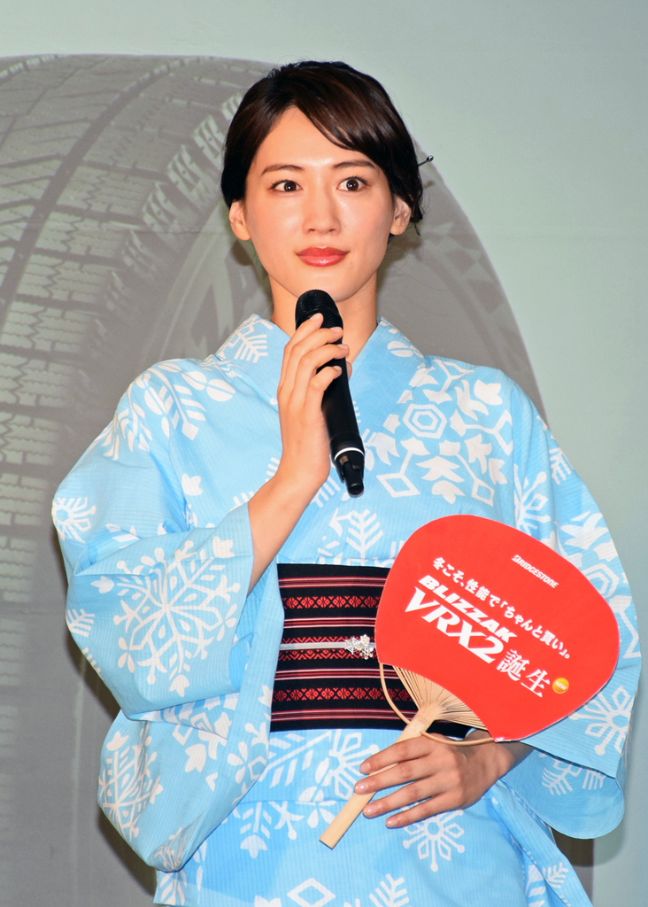 涼しげな着物姿で登場した綾瀬はるかさん