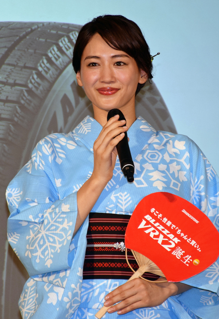 笑顔を見せる綾瀬はるかさん