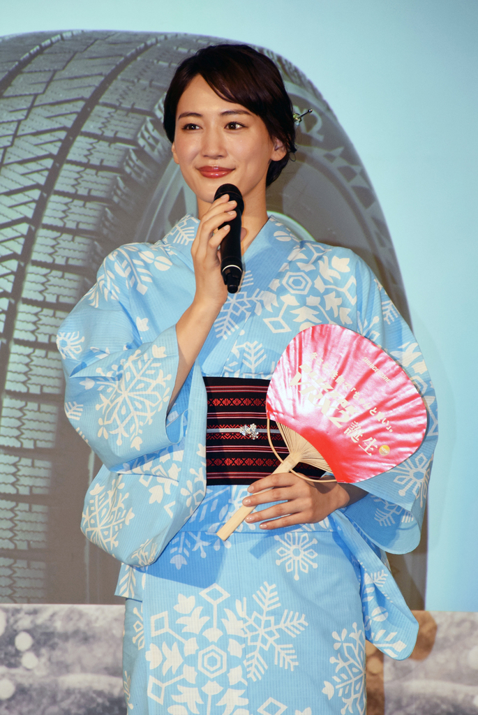 涼しげな着物姿で登場した綾瀬はるかさん