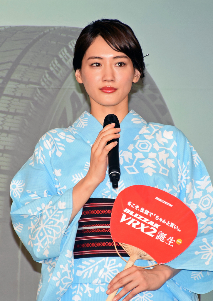 女優の綾瀬はるかさんが水色の着物姿で登場