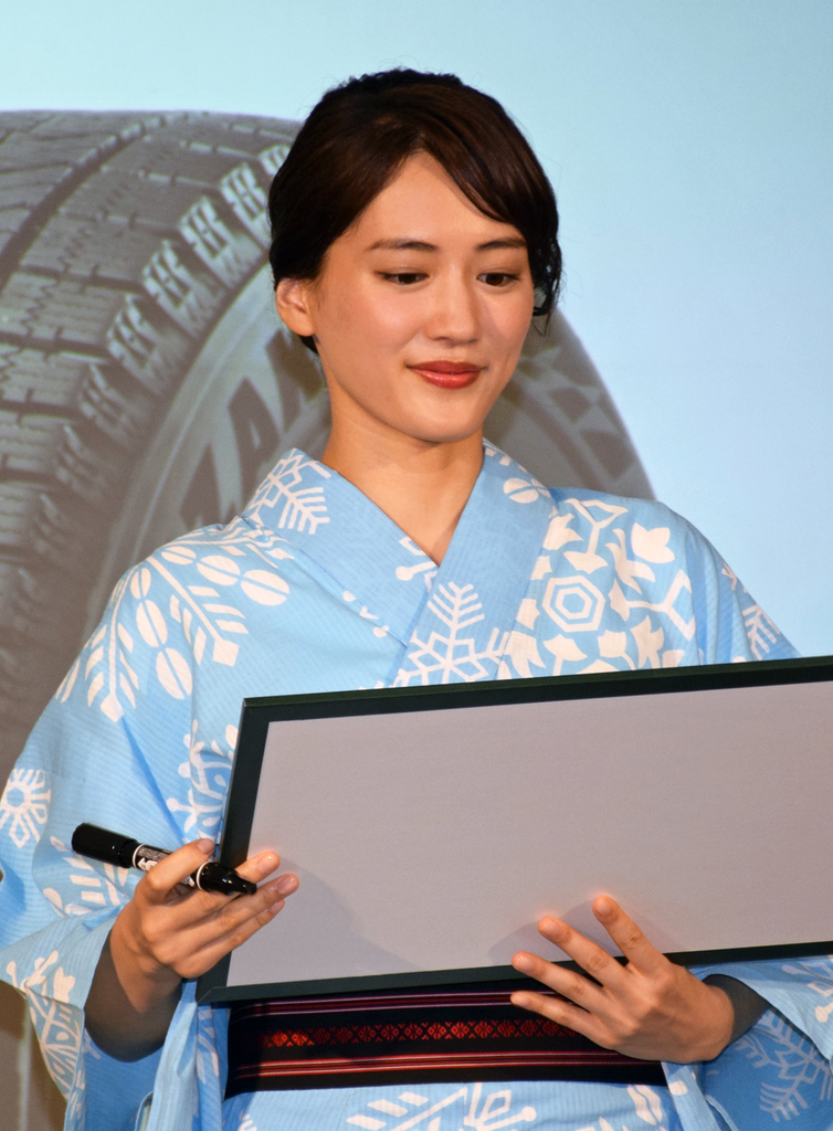 「冬の必需品」を聞かれ、フリップに書き込む綾瀬はるかさん