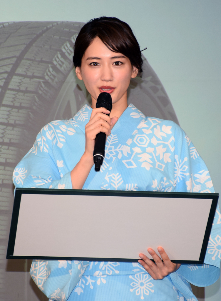 「冬の必需品」を聞かれ、発表する綾瀬はるかさん