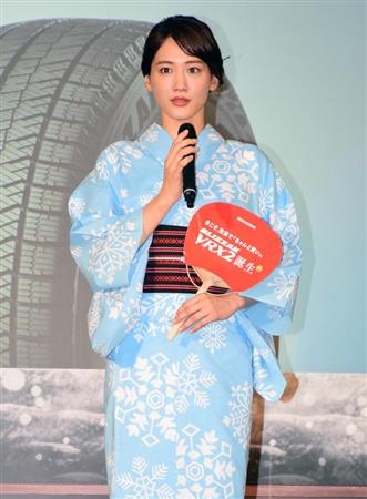 氷をイメージしたという結晶柄の浴衣