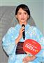女優の綾瀬はるかさんが水色の着物姿で登場