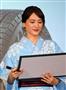 「冬の必需品」を聞かれ、フリップに書き込む綾瀬はるかさん
