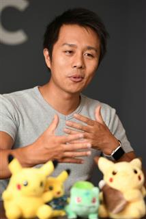 インタビューに応じる野村達雄氏