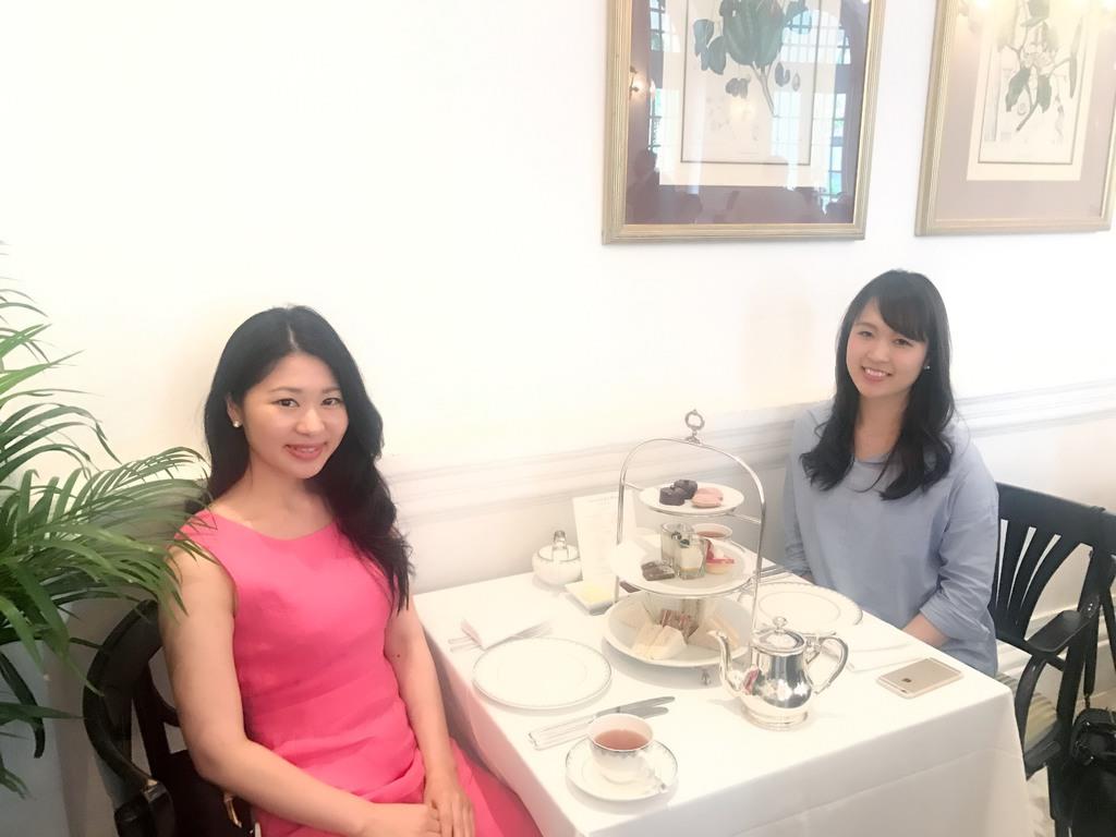 同期とシンガポールでアフタヌーンティーを楽しむ長濱さん