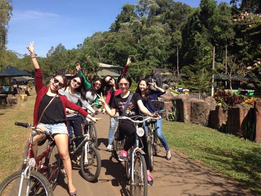 ベトナム人の有人と高原でサイクリングする長濱さん