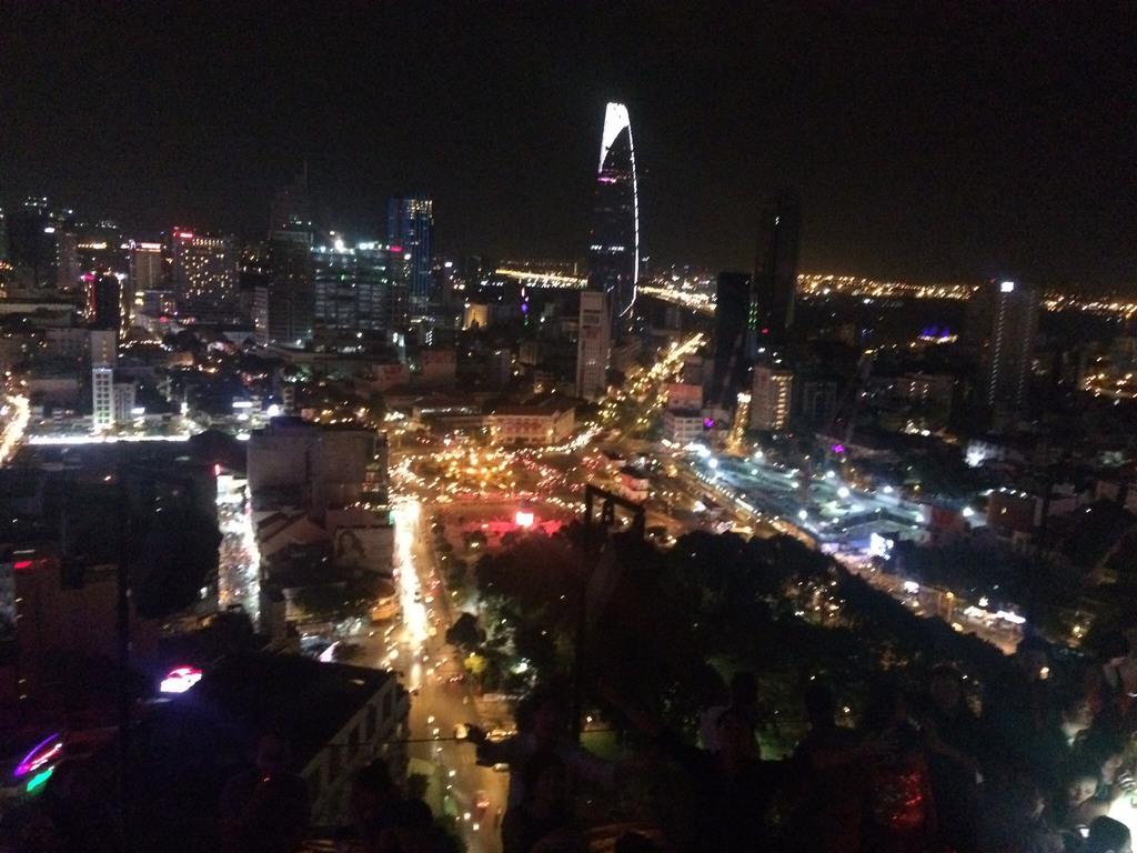 ルーフトップバーよりホーチミン市の夜景