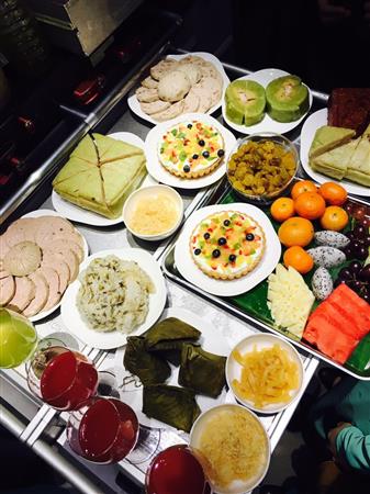 機内にて、テト（ベトナム旧正月）のお節料理の一部