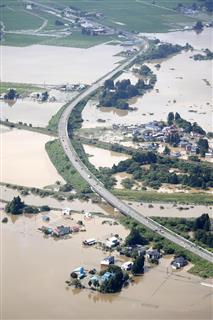 大雨の影響で冠水した秋田県大仙市＝２４日午前８時５３分（共同通信社機から）